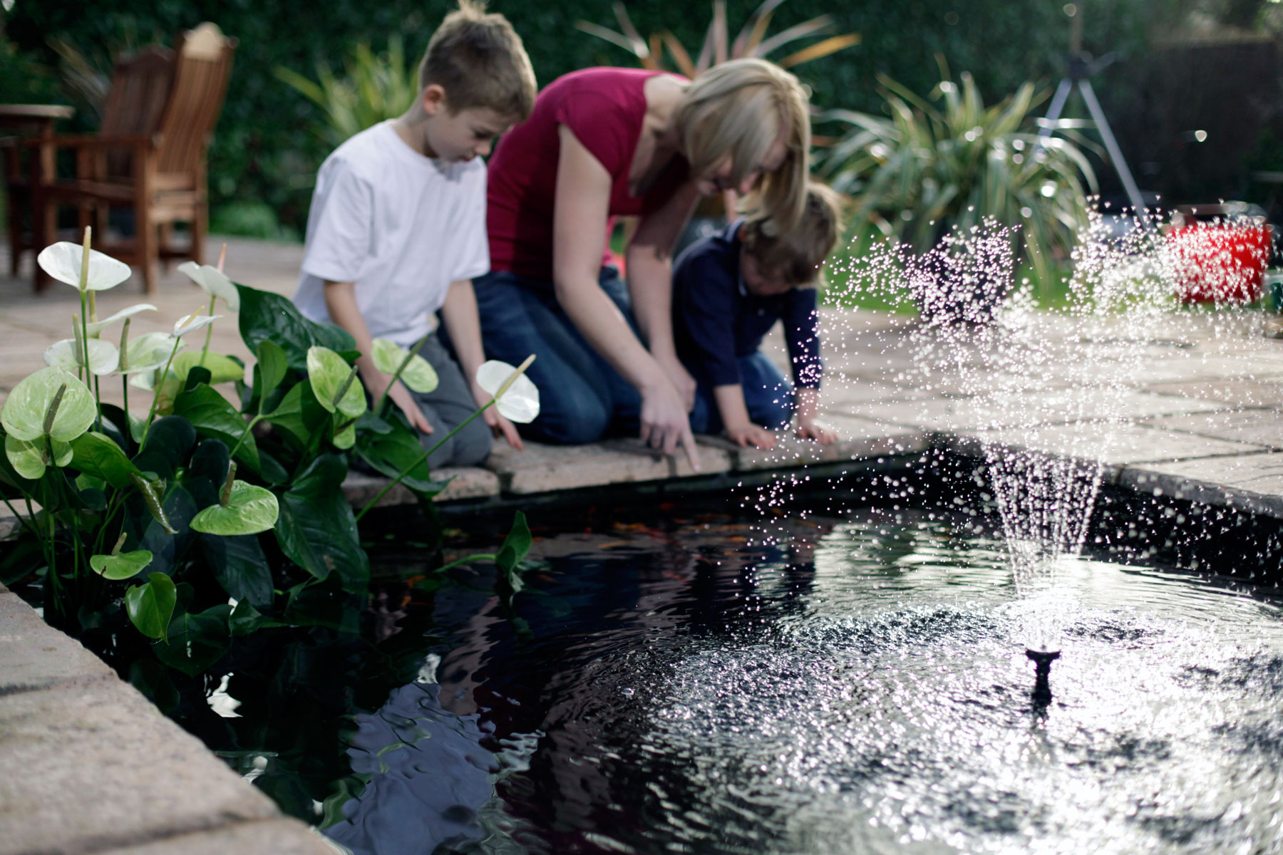 Family-with-pond-fountain